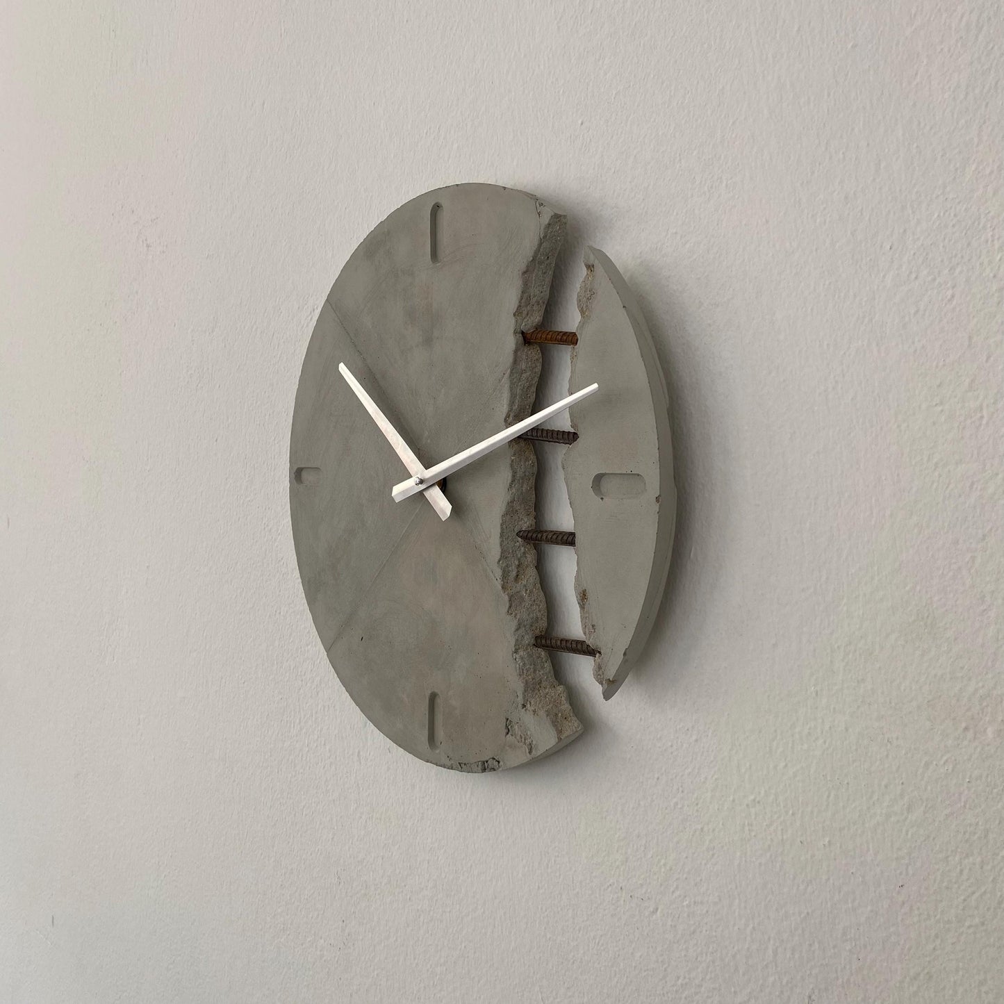 Brütalist Beton Duvar Saati – Endüstriyel / Mimari Dekor