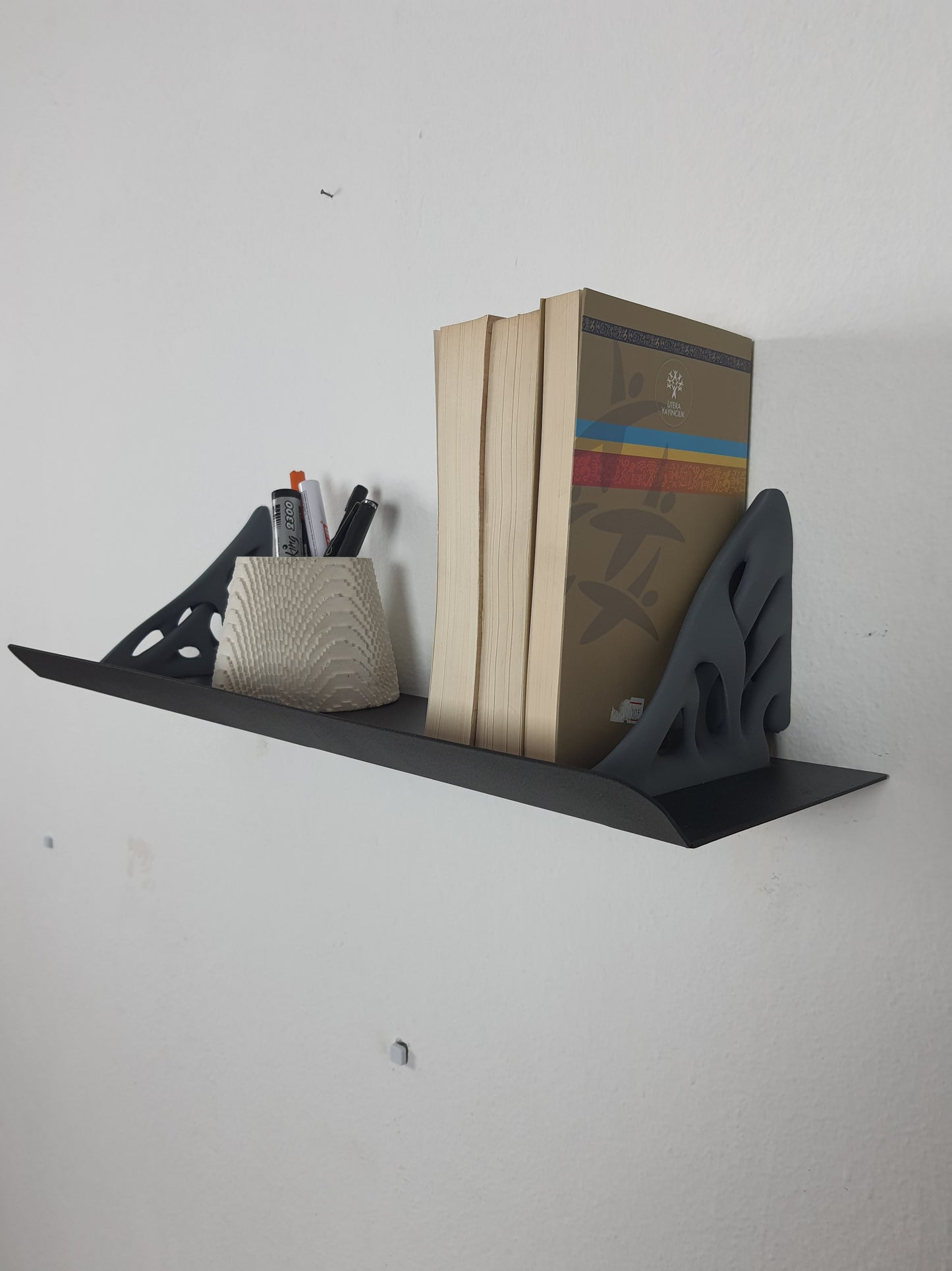 El Yapımı Modern Metal Duvar Rafı – 3D Baskılı Destekli Raf