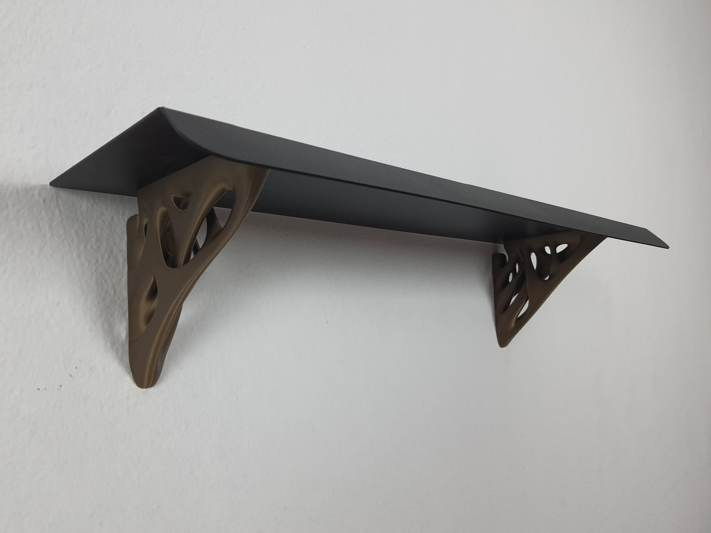 El Yapımı Modern Metal Duvar Rafı – 3D Baskılı Destekli Raf