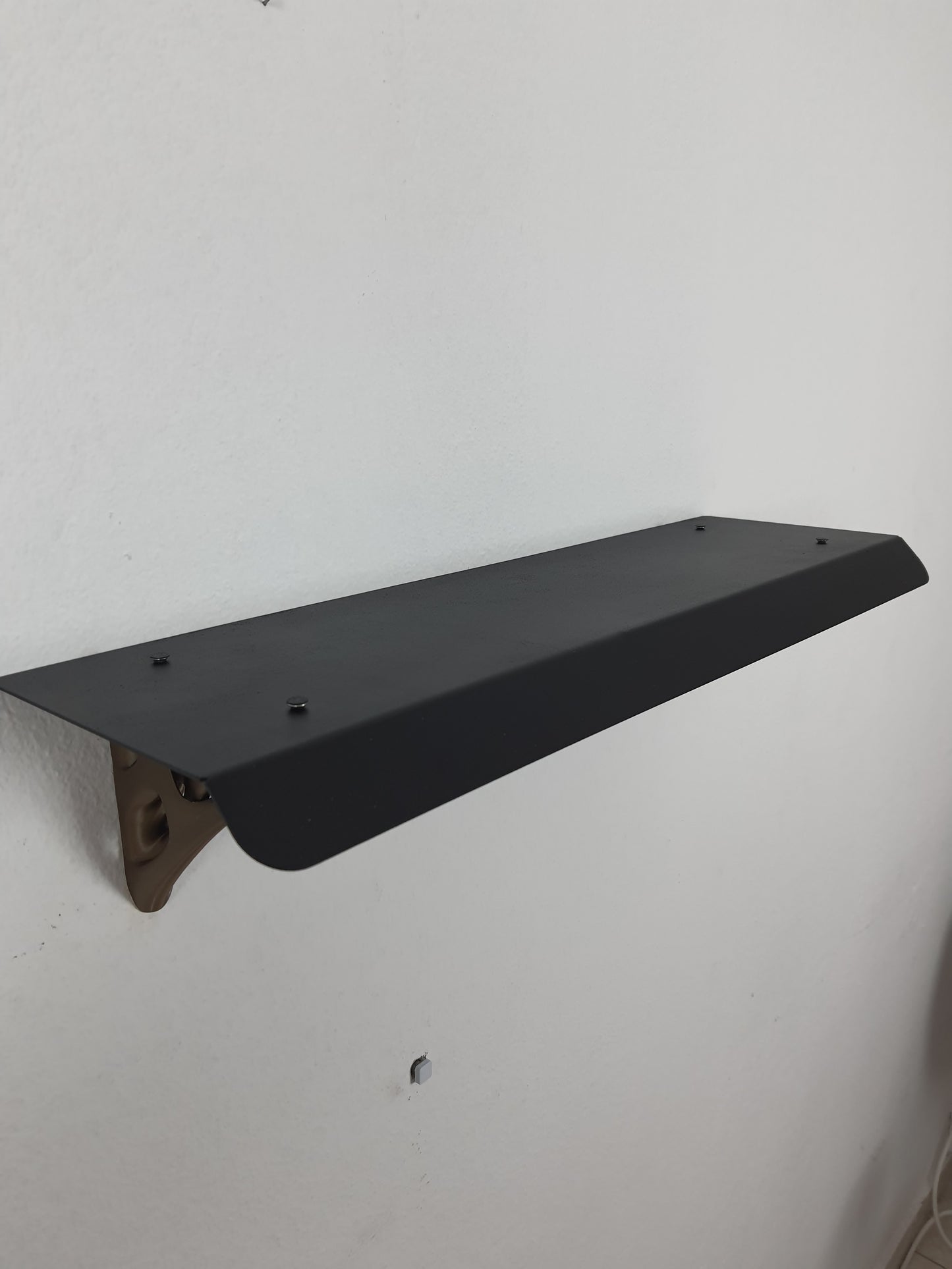 El Yapımı Modern Metal Duvar Rafı – 3D Baskılı Destekli Raf