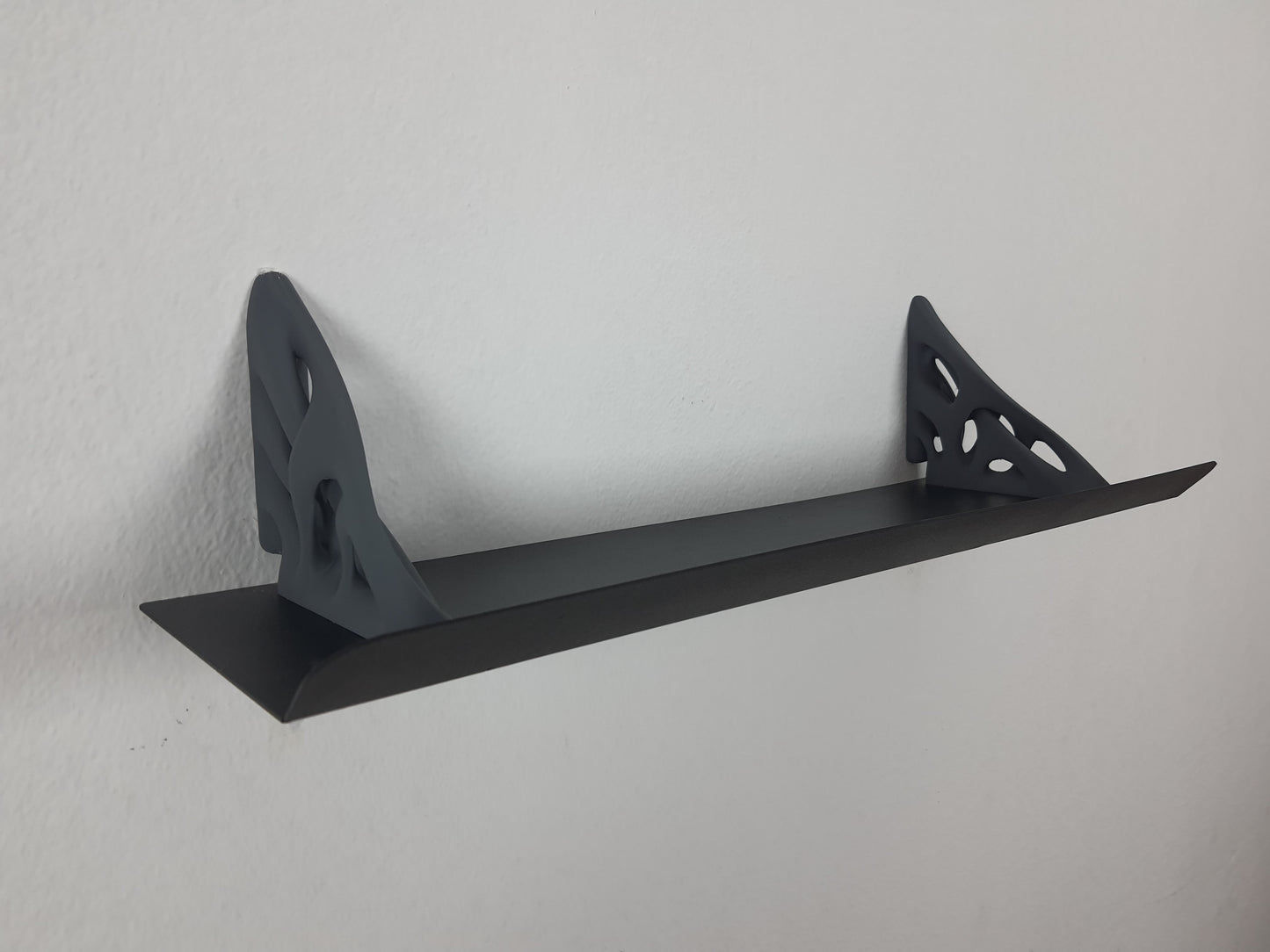 El Yapımı Modern Metal Duvar Rafı – 3D Baskılı Destekli Raf