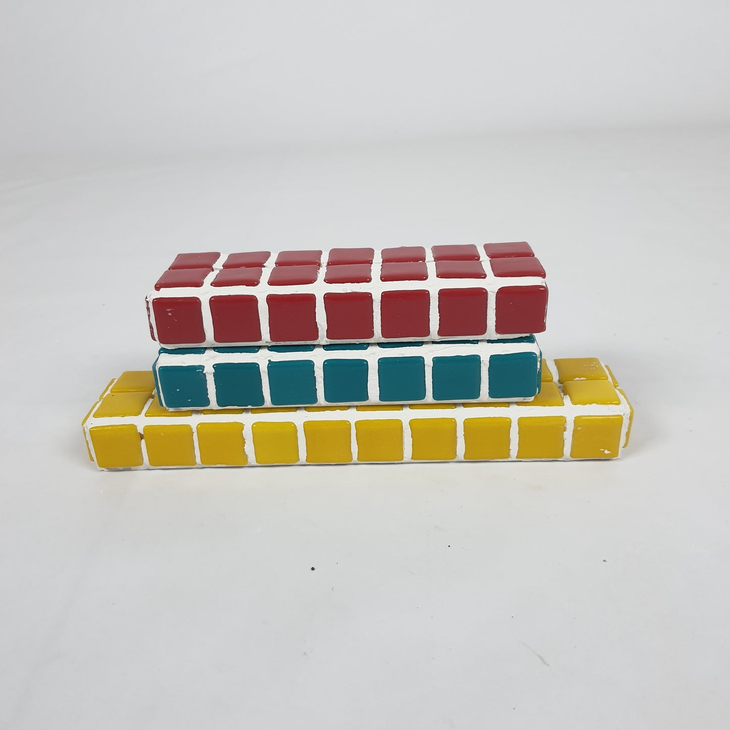 Tasarım El Yapımı Mozaik Fotoğraf Standı – Renkli Polaroid & Instax Sergileme