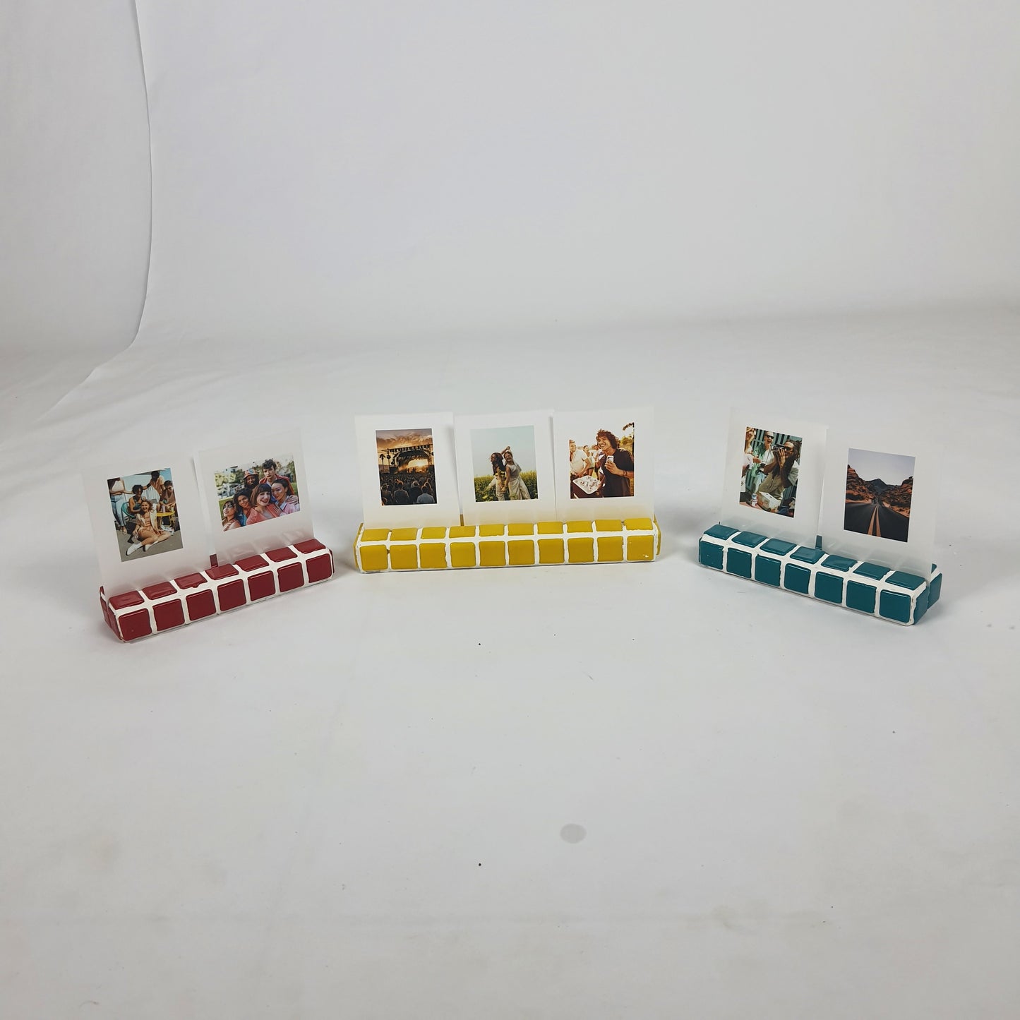 Tasarım El Yapımı Mozaik Fotoğraf Standı – Renkli Polaroid & Instax Sergileme