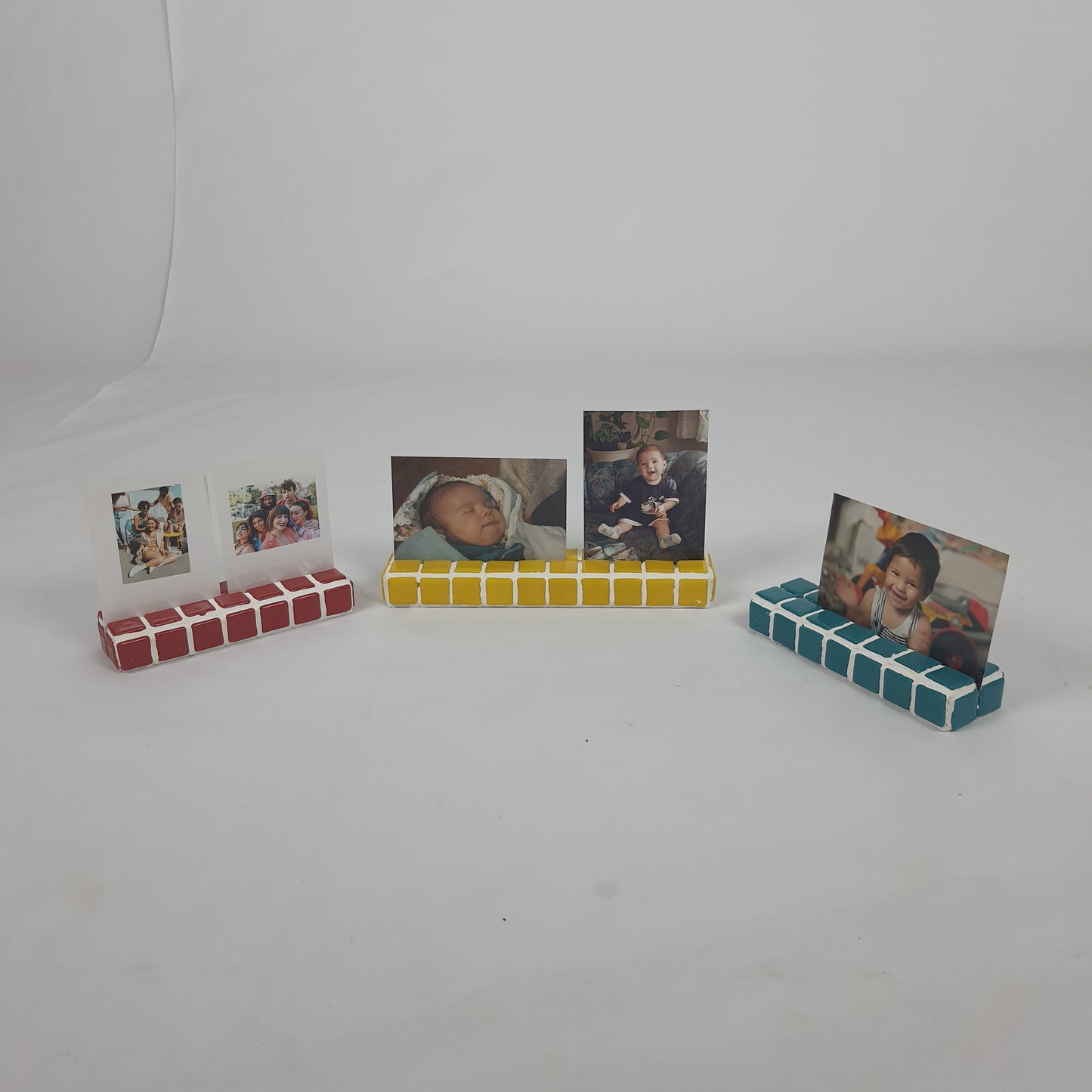 Tasarım El Yapımı Mozaik Fotoğraf Standı – Renkli Polaroid & Instax Sergileme