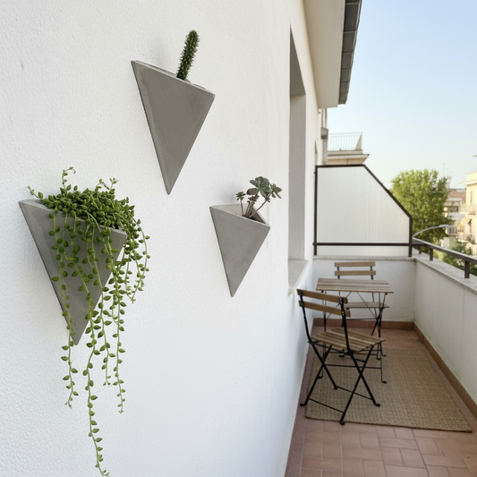 Üçlü Üçgen Beton Duvar Saksısı – Su Hazneli Modern Duvar Dekoru 20x25 cm