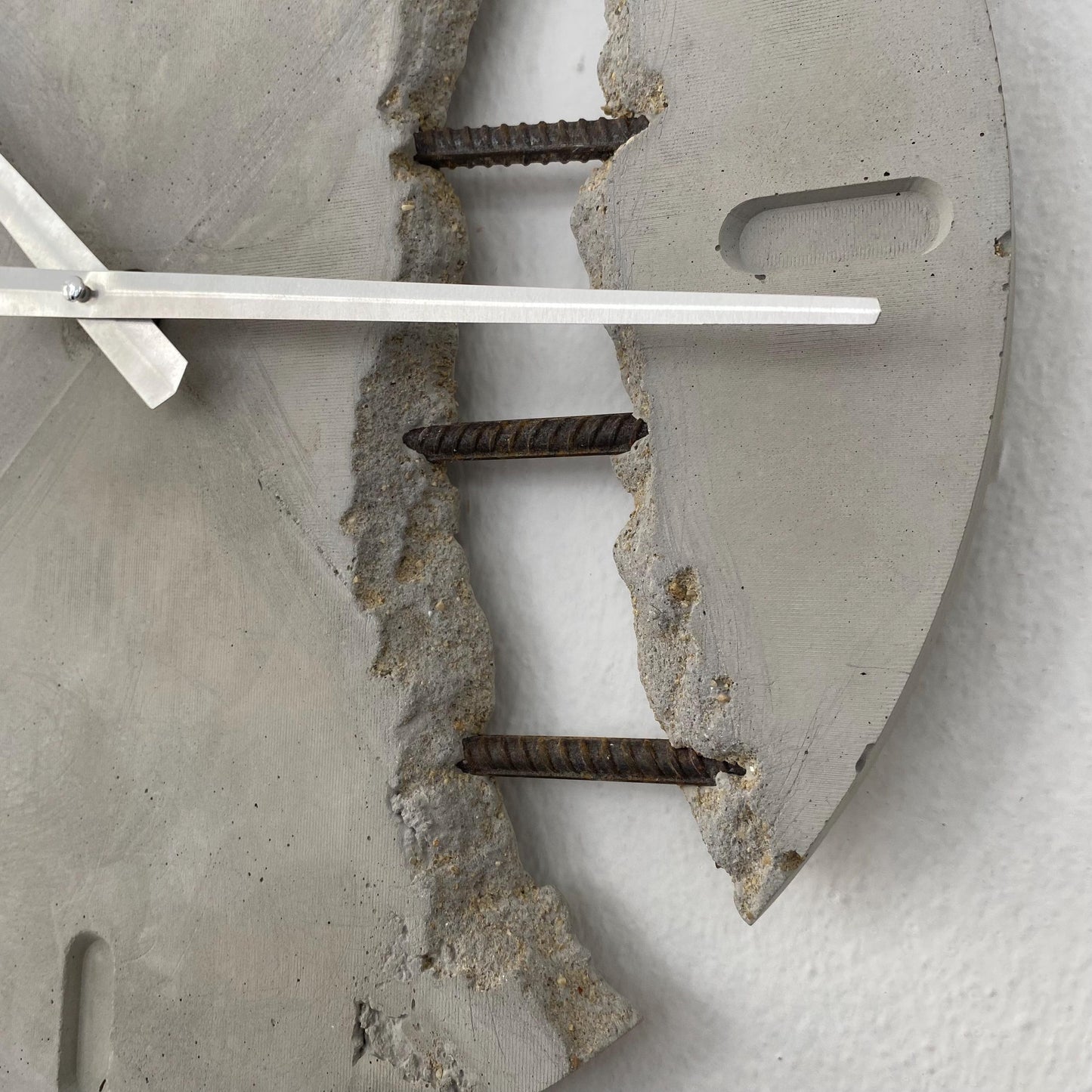 Brütalist Beton Duvar Saati – Endüstriyel / Mimari Dekor