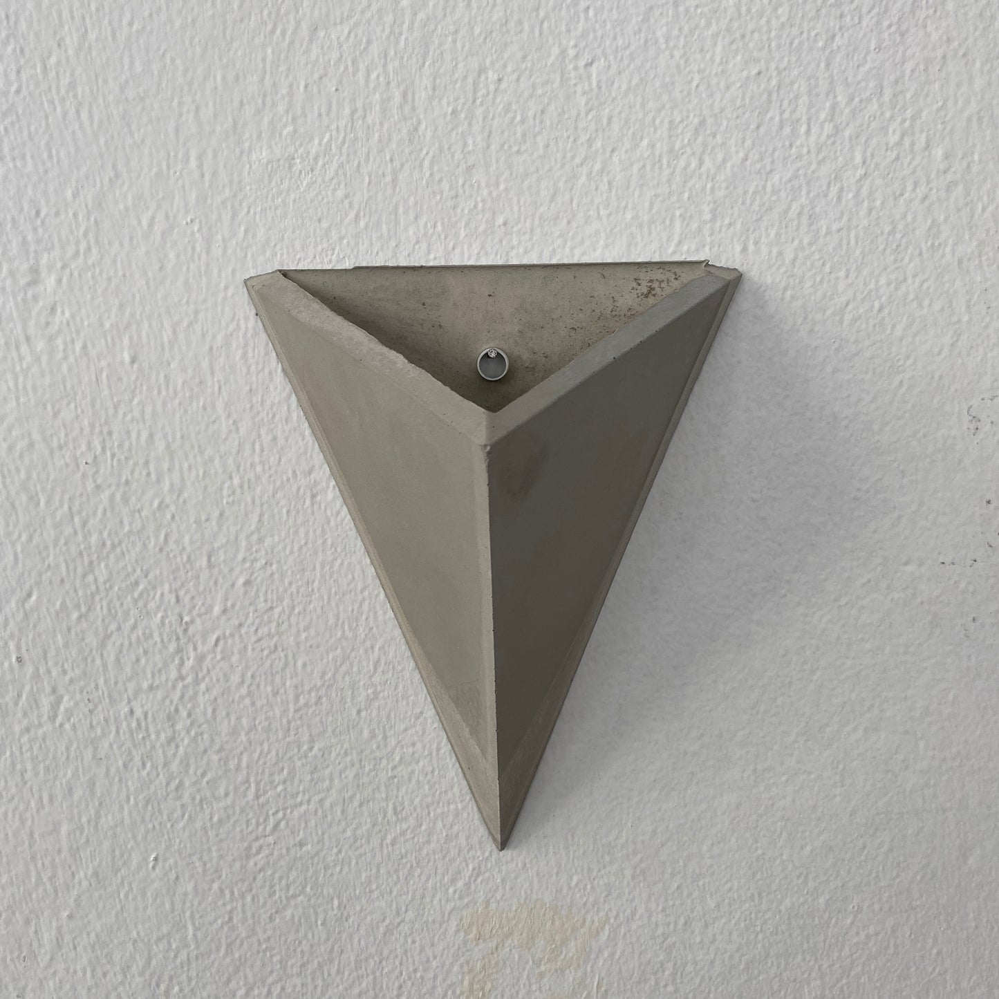 Üçlü Üçgen Beton Duvar Saksısı – Su Hazneli Modern Duvar Dekoru 20x25 cm