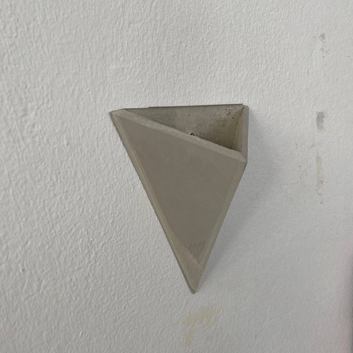 Üçlü Üçgen Beton Duvar Saksısı – Su Hazneli Modern Duvar Dekoru 20x25 cm