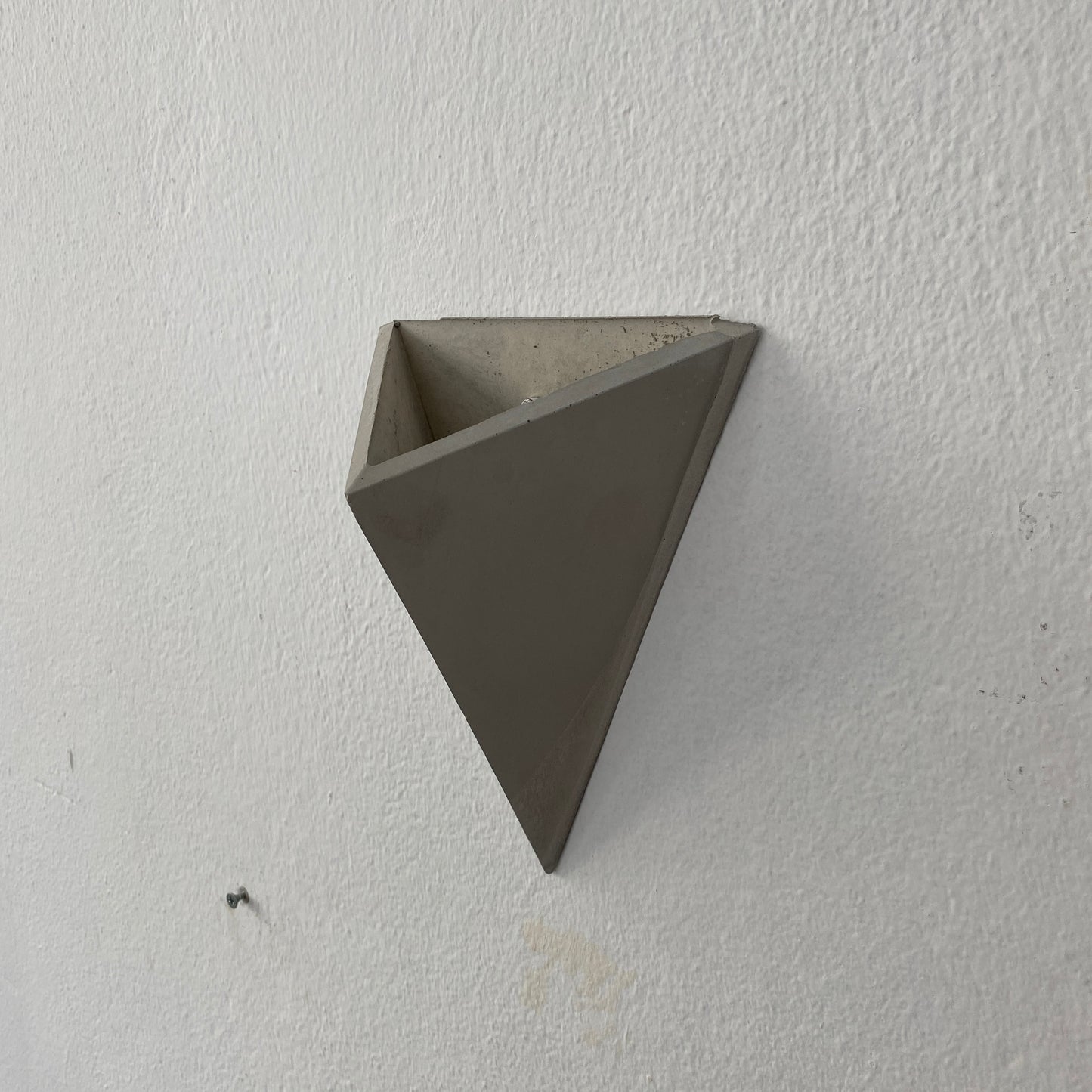 Üçlü Üçgen Beton Duvar Saksısı – Su Hazneli Modern Duvar Dekoru 20x25 cm