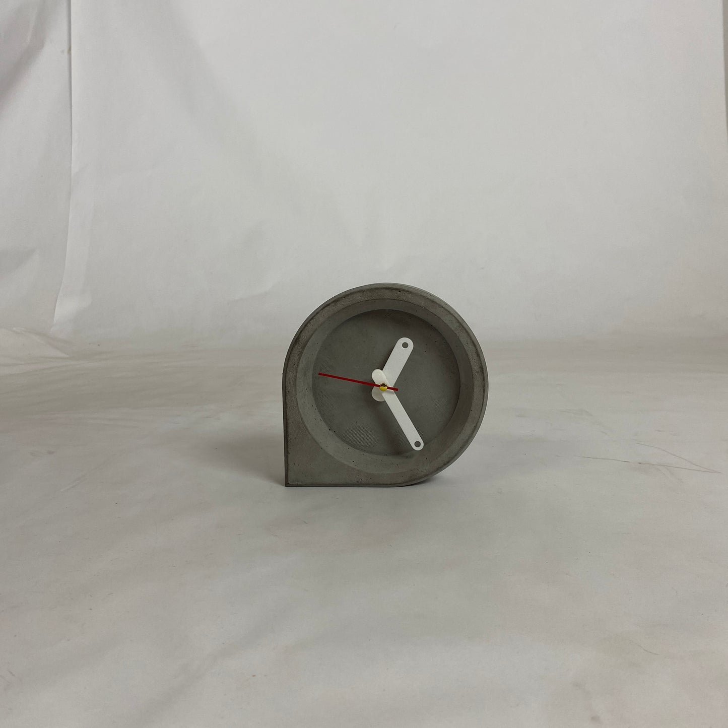 El Yapımı Beton Masa Saati – Minimal Modern Dekoratif Saat