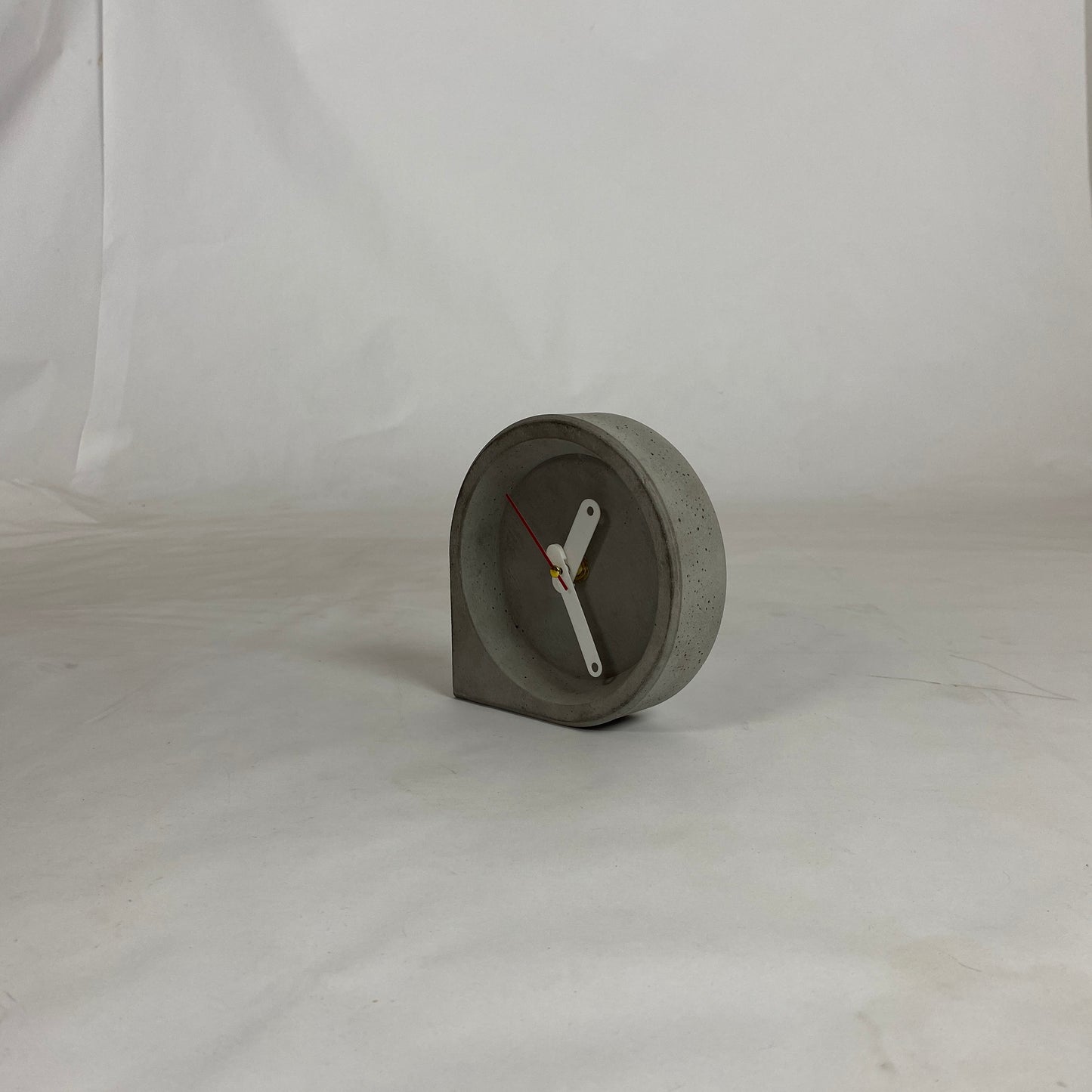 El Yapımı Beton Masa Saati – Minimal Modern Dekoratif Saat