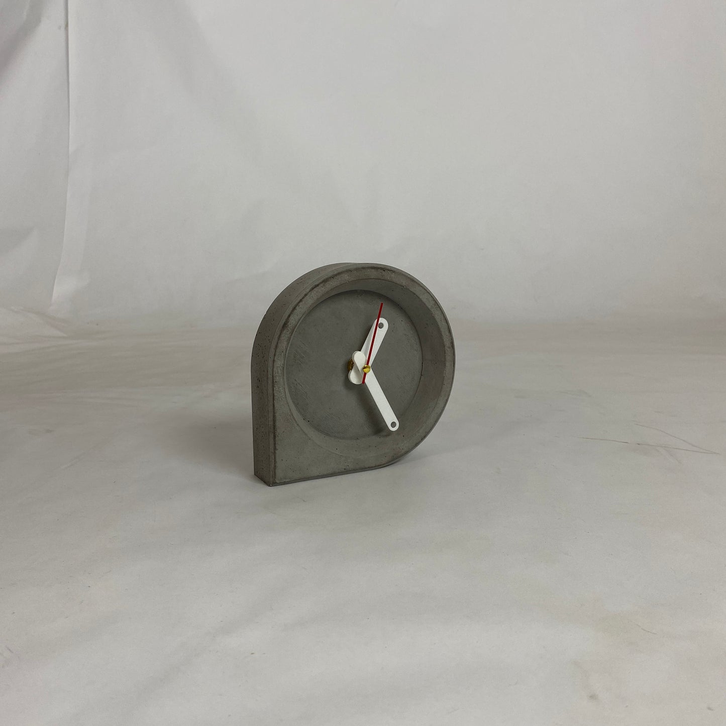 El Yapımı Beton Masa Saati – Minimal Modern Dekoratif Saat