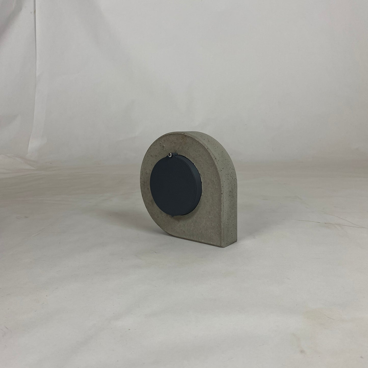 El Yapımı Beton Masa Saati – Minimal Modern Dekoratif Saat