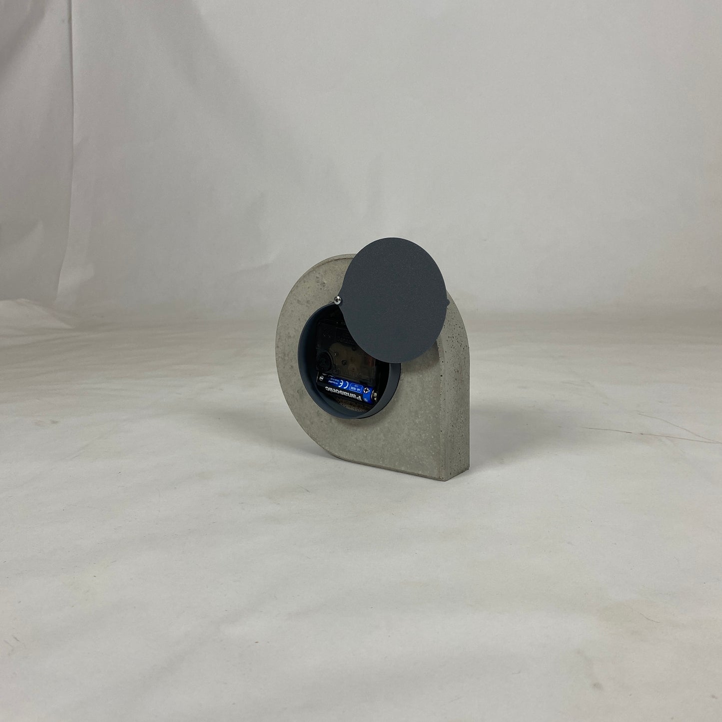 El Yapımı Beton Masa Saati – Minimal Modern Dekoratif Saat