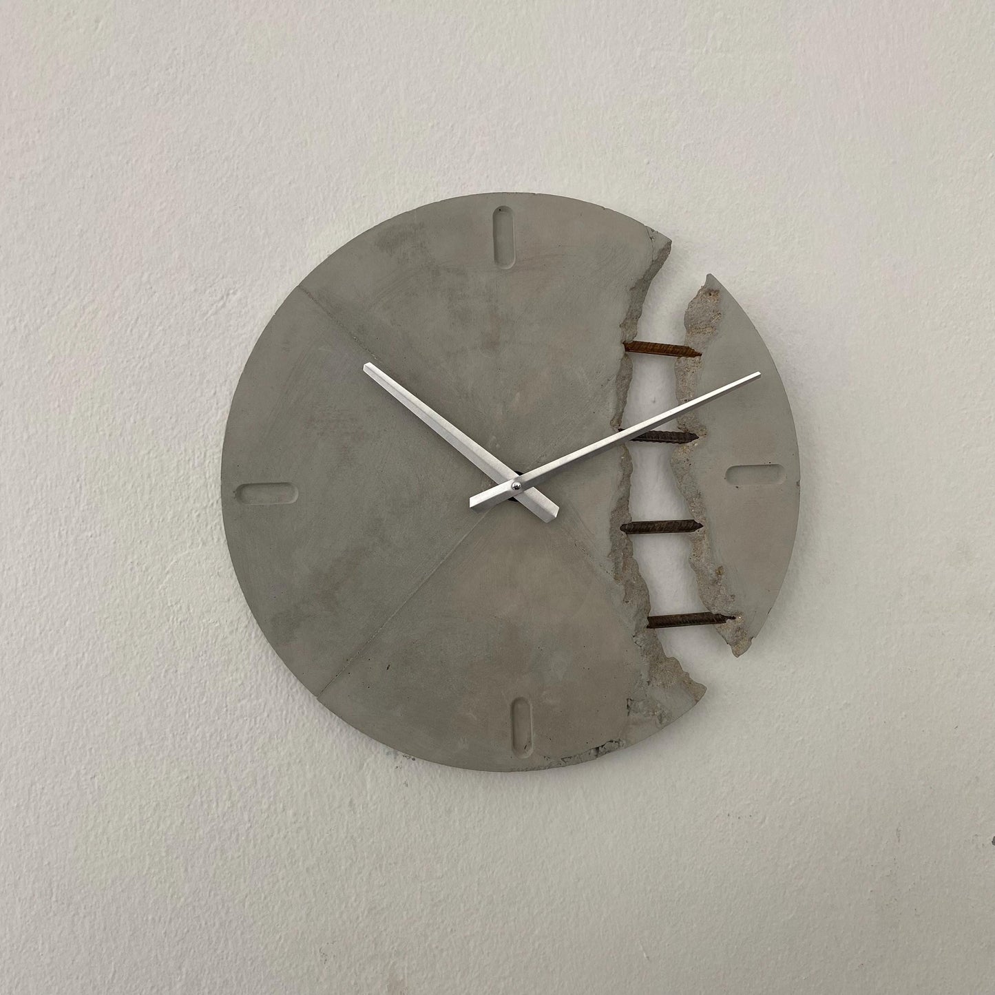 Brütalist Beton Duvar Saati – Endüstriyel / Mimari Dekor