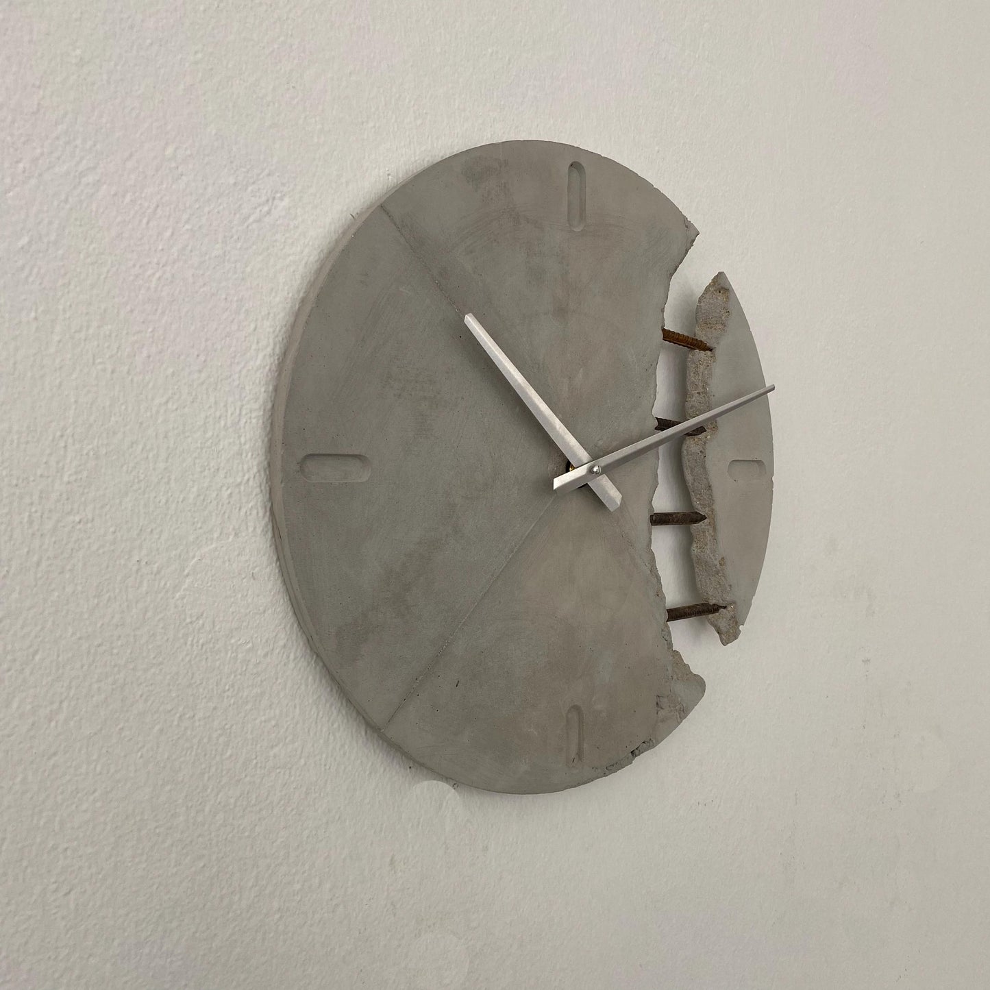 Brütalist Beton Duvar Saati – Endüstriyel / Mimari Dekor