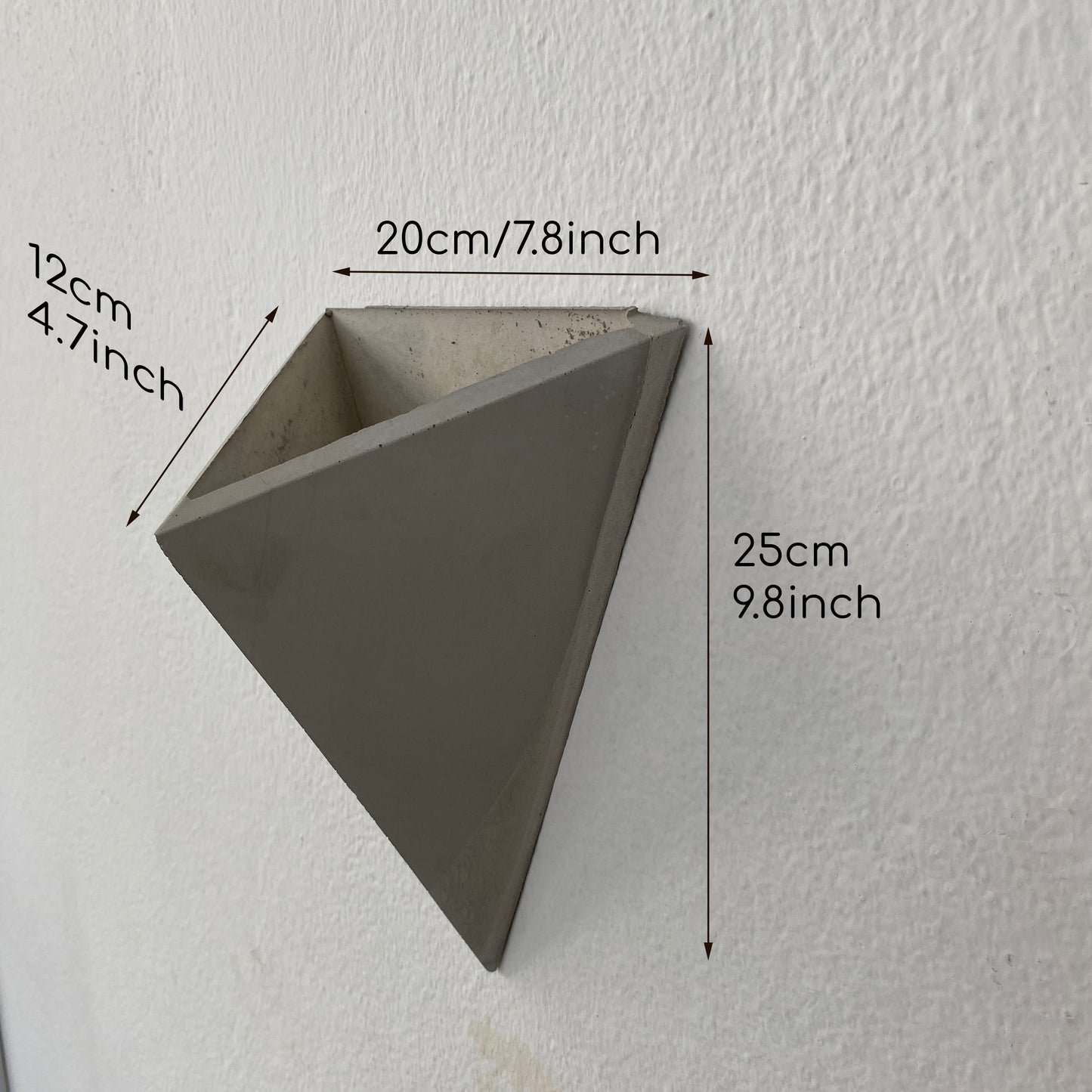 Üçlü Üçgen Beton Duvar Saksısı – Su Hazneli Modern Duvar Dekoru 20x25 cm
